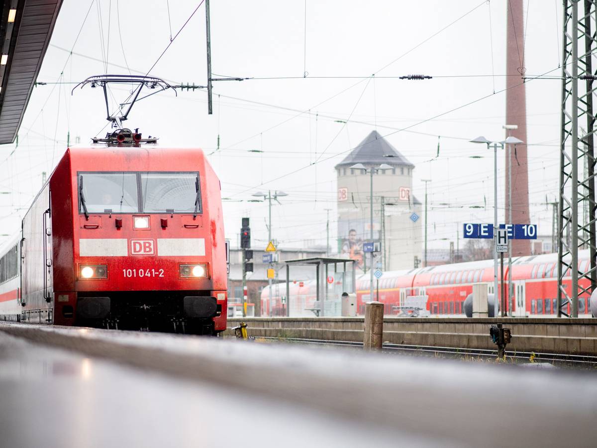 Ein IC der Deutschen Bahn (DB) fährt in den Hauptbahnhof ein.