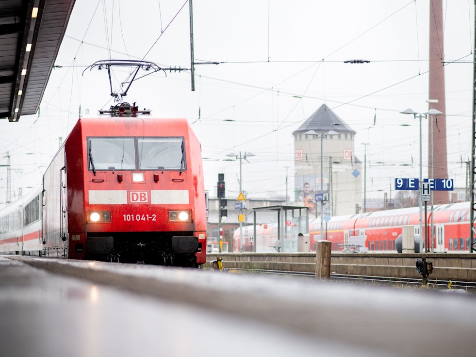 Ein IC der Deutschen Bahn (DB) fährt in den Hauptbahnhof ein.