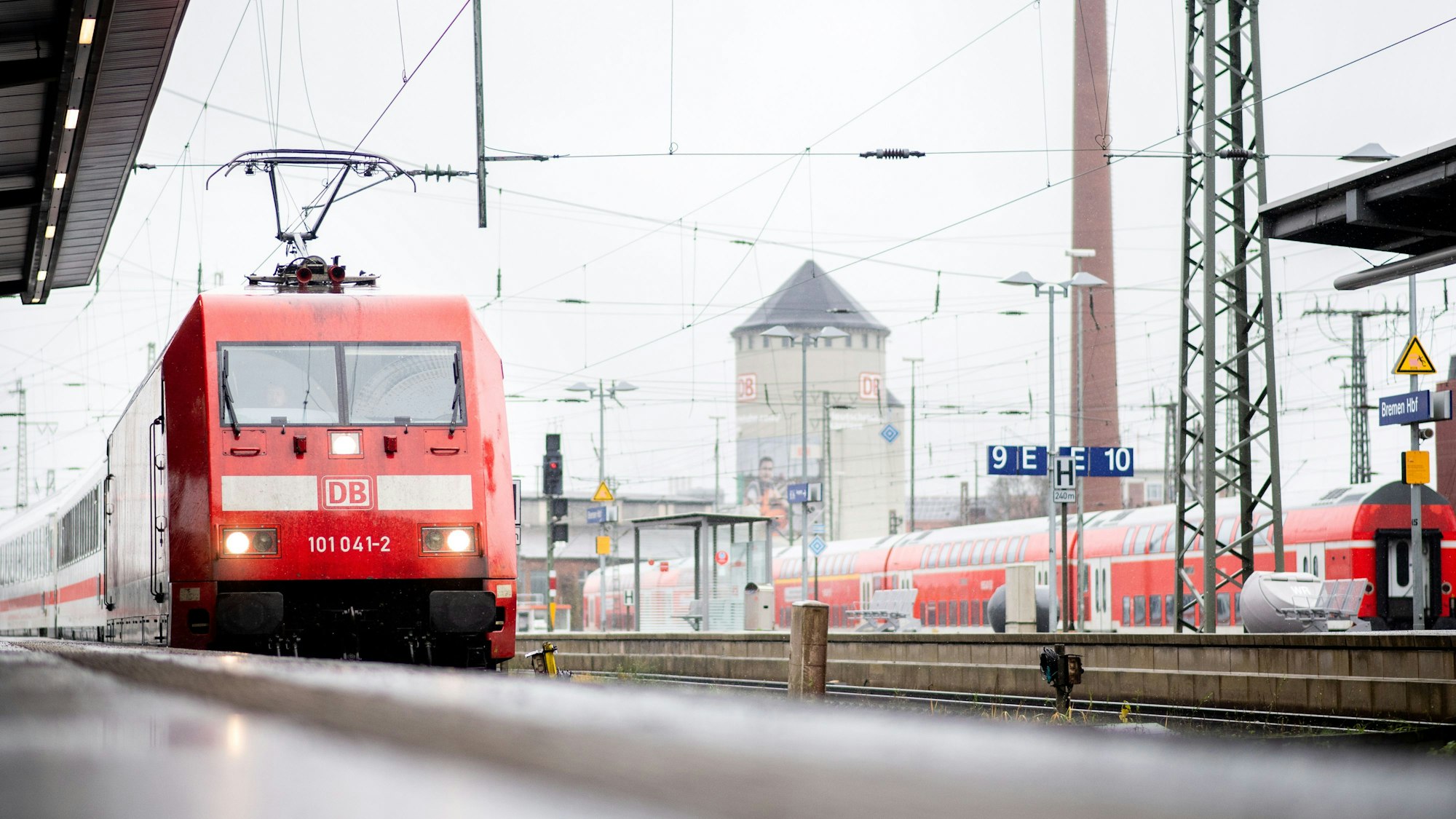 Ein IC der Deutschen Bahn (DB) fährt in den Kölner Hauptbahnhof ein.