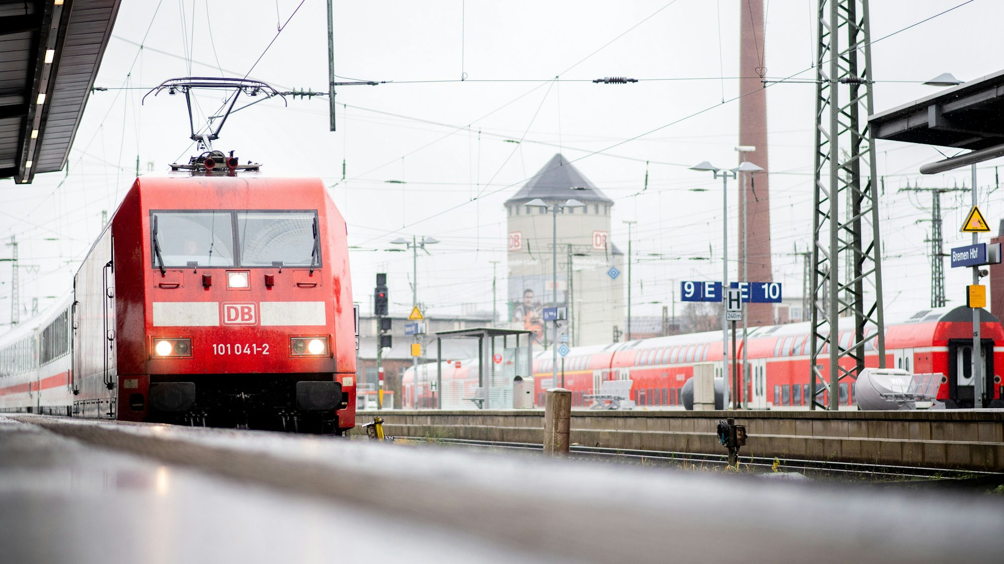Ein IC der Deutschen Bahn (DB) fährt in den Hauptbahnhof ein.