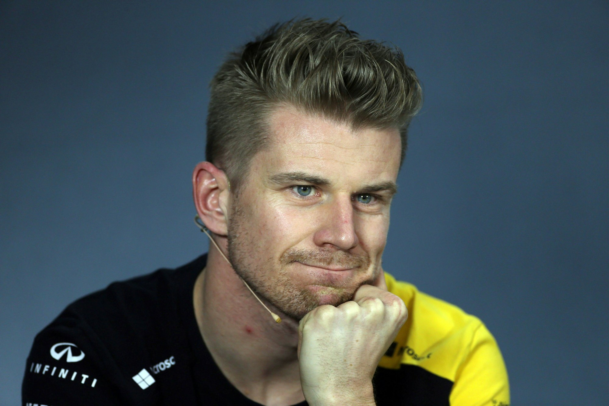 Nico Hülkenberg schaut nachdenklich bei einer Pressekonferenz.