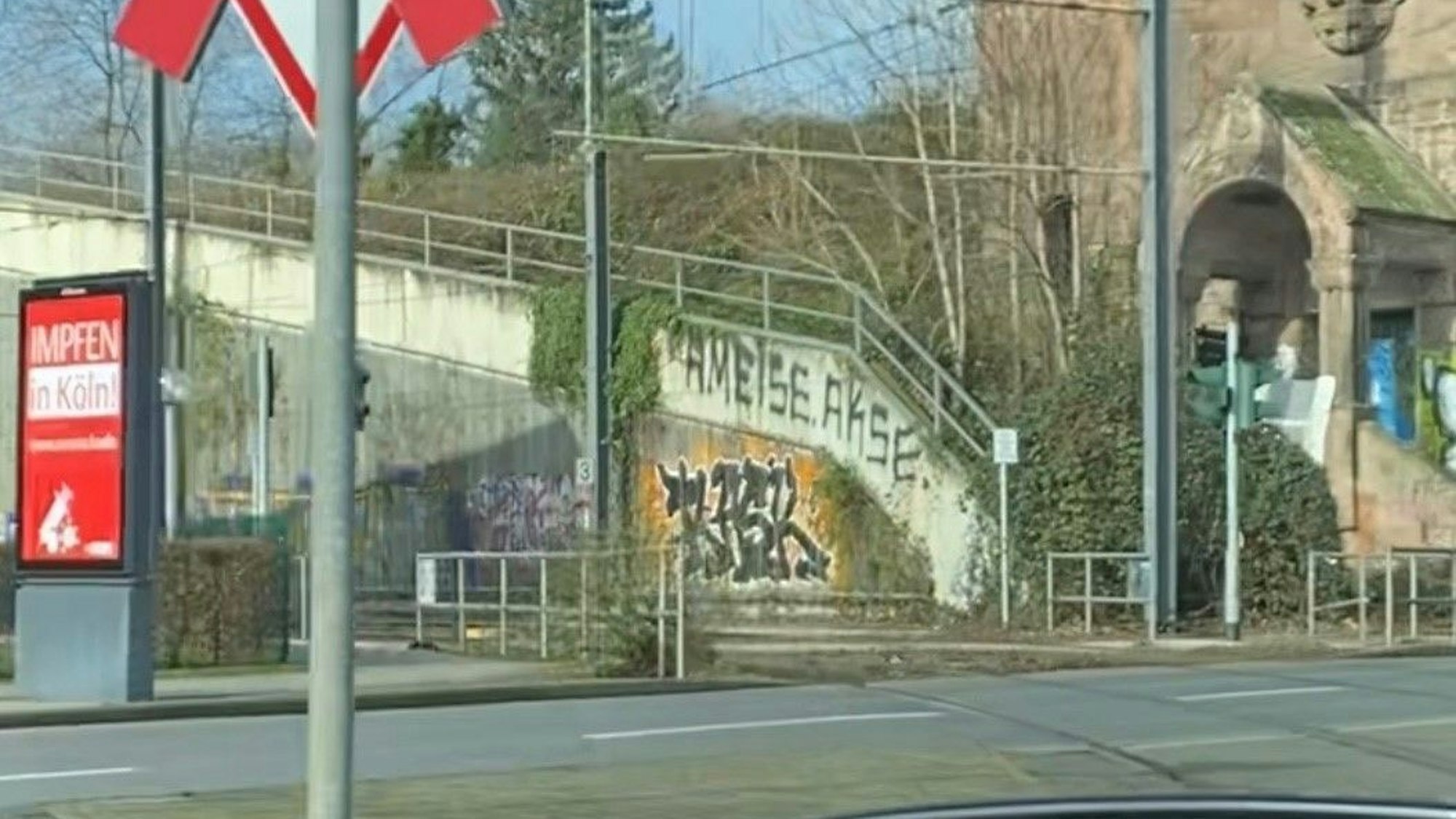 Der Schriftzug Akse Ameise an der Südbrücke in Köln.