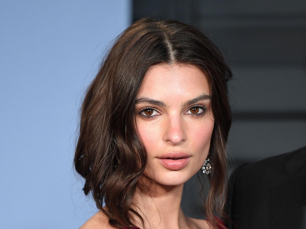 Emily Ratajkowski, US-Model und Schauspielerin, posiert mit einem schmalen Lächeln für ein Foto.