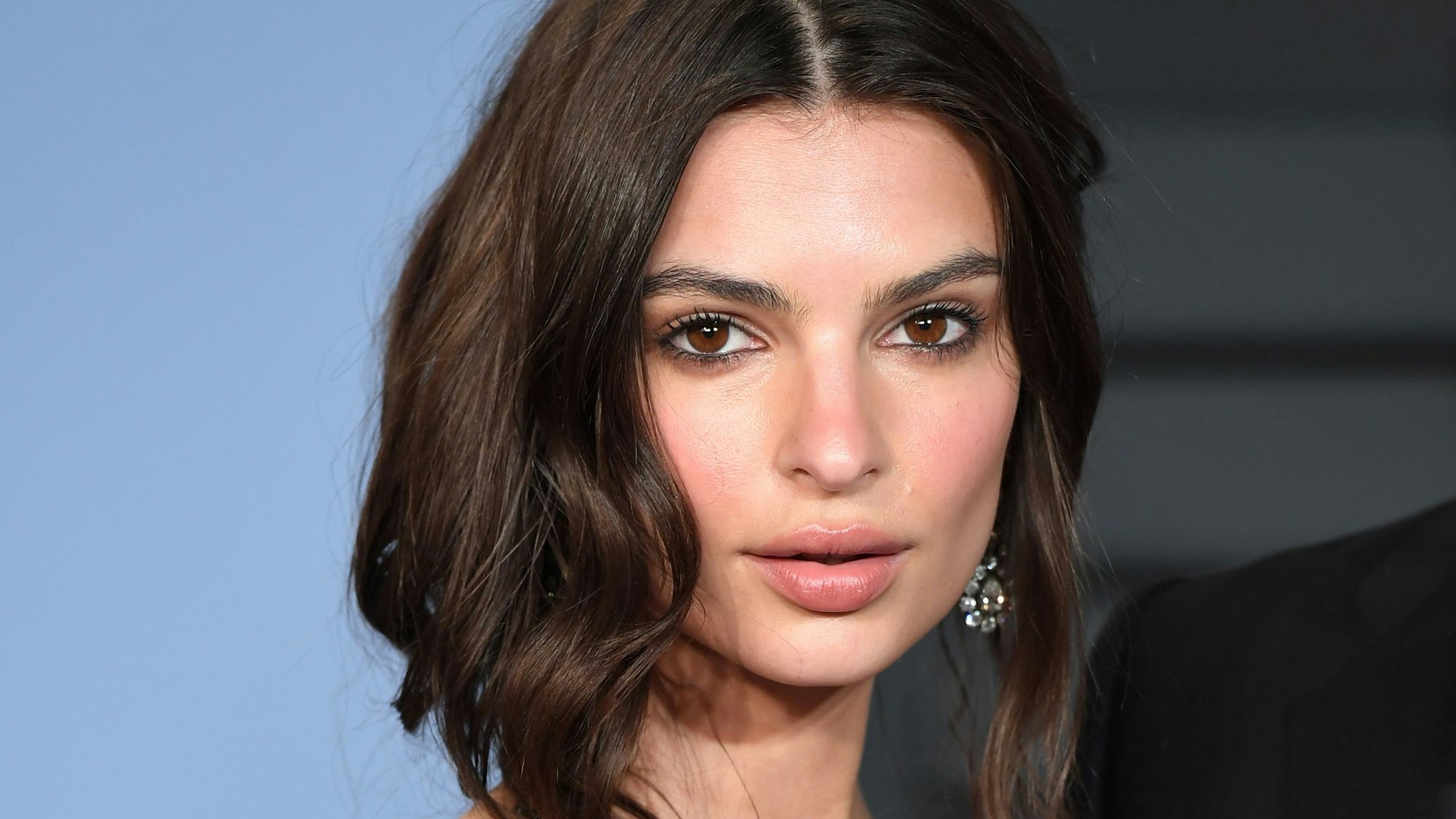 Emily Ratajkowski, US-Model und Schauspielerin, posiert mit einem schmalen Lächeln für ein Foto.
