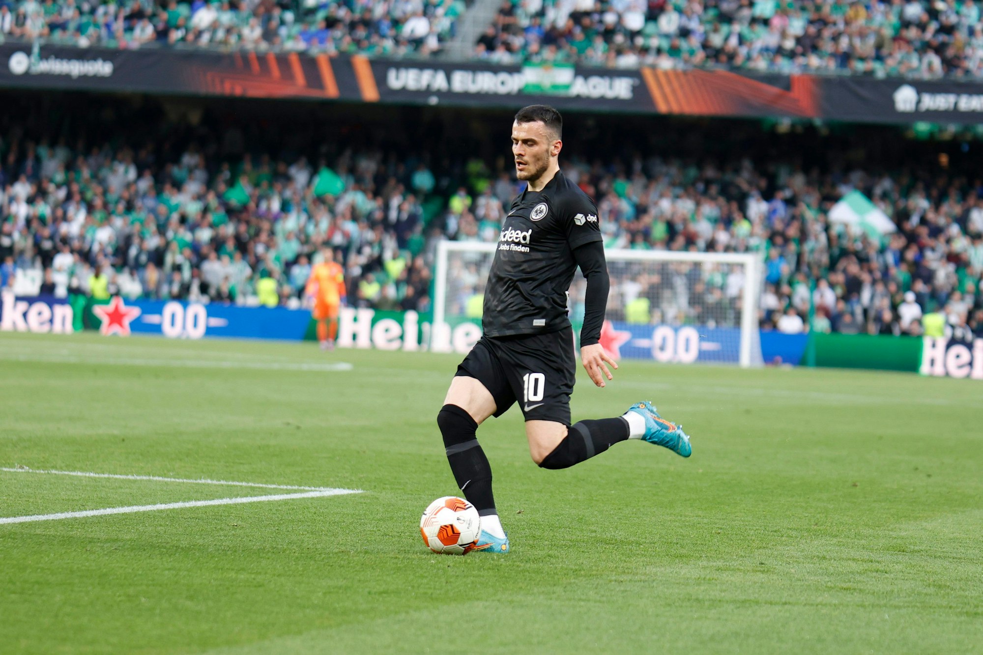 Filip Kostic von Eintracht Frankfurt trifft zum 1:0.