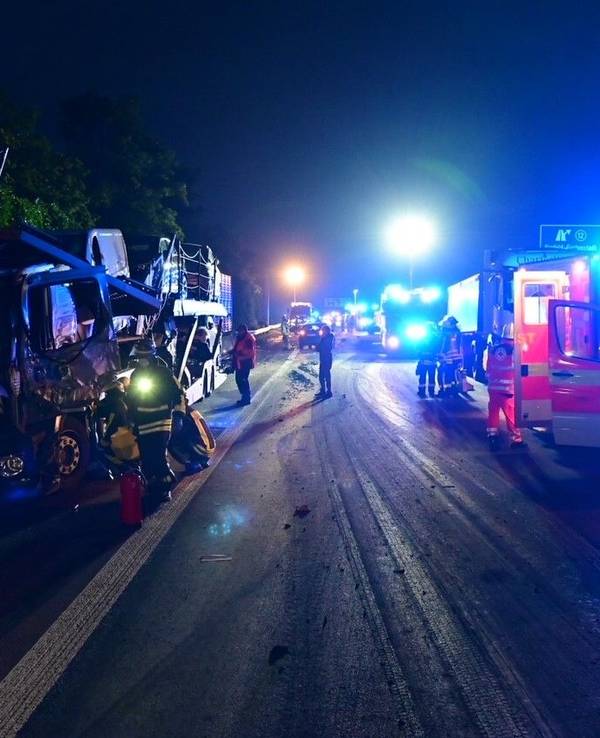 Rettungskräfte mit Blaulicht bei einem Einsatz auf der A57