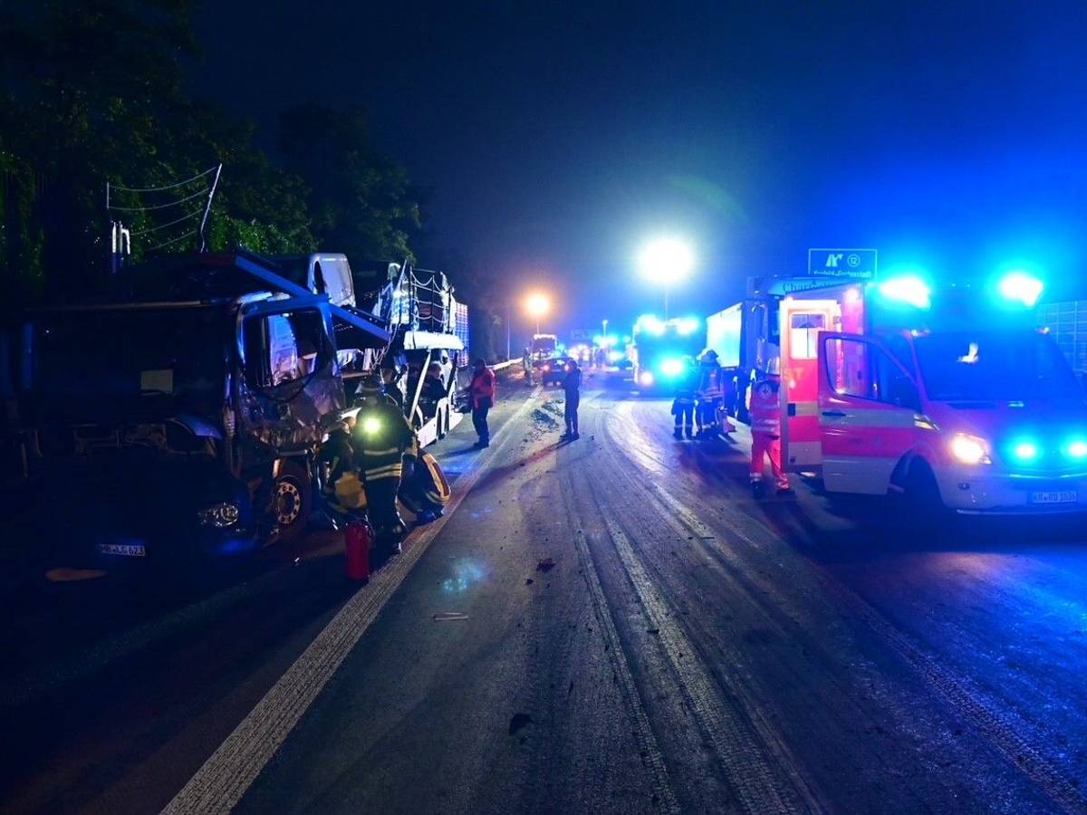 Für einen der Insassen kam jede Hilfe bereits zu spät (Archivfoto von einem anderen Unfall in NRW).