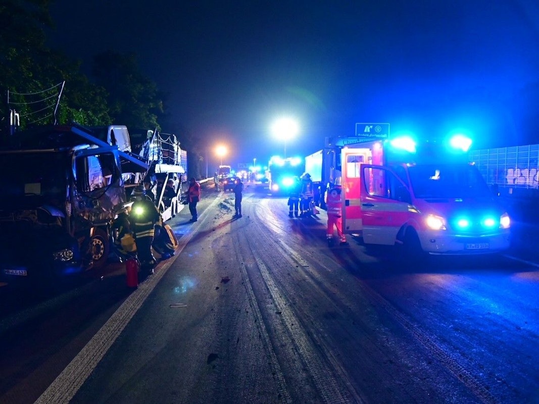 Für einen der Insassen kam jede Hilfe bereits zu spät (Archivfoto von einem anderen Unfall in NRW).