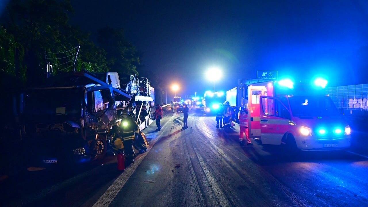 Rettungskräfte mit Blaulicht bei einem Einsatz auf der A57
