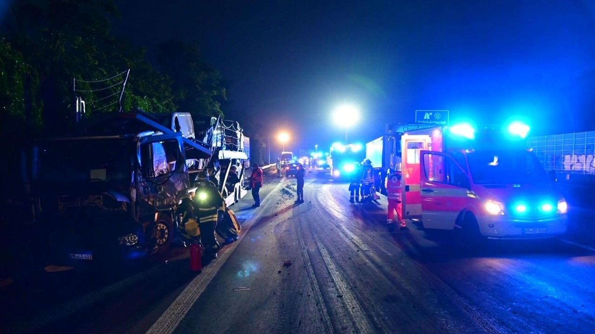 Für einen der Insassen kam jede Hilfe bereits zu spät (Archivfoto von einem anderen Unfall in NRW).