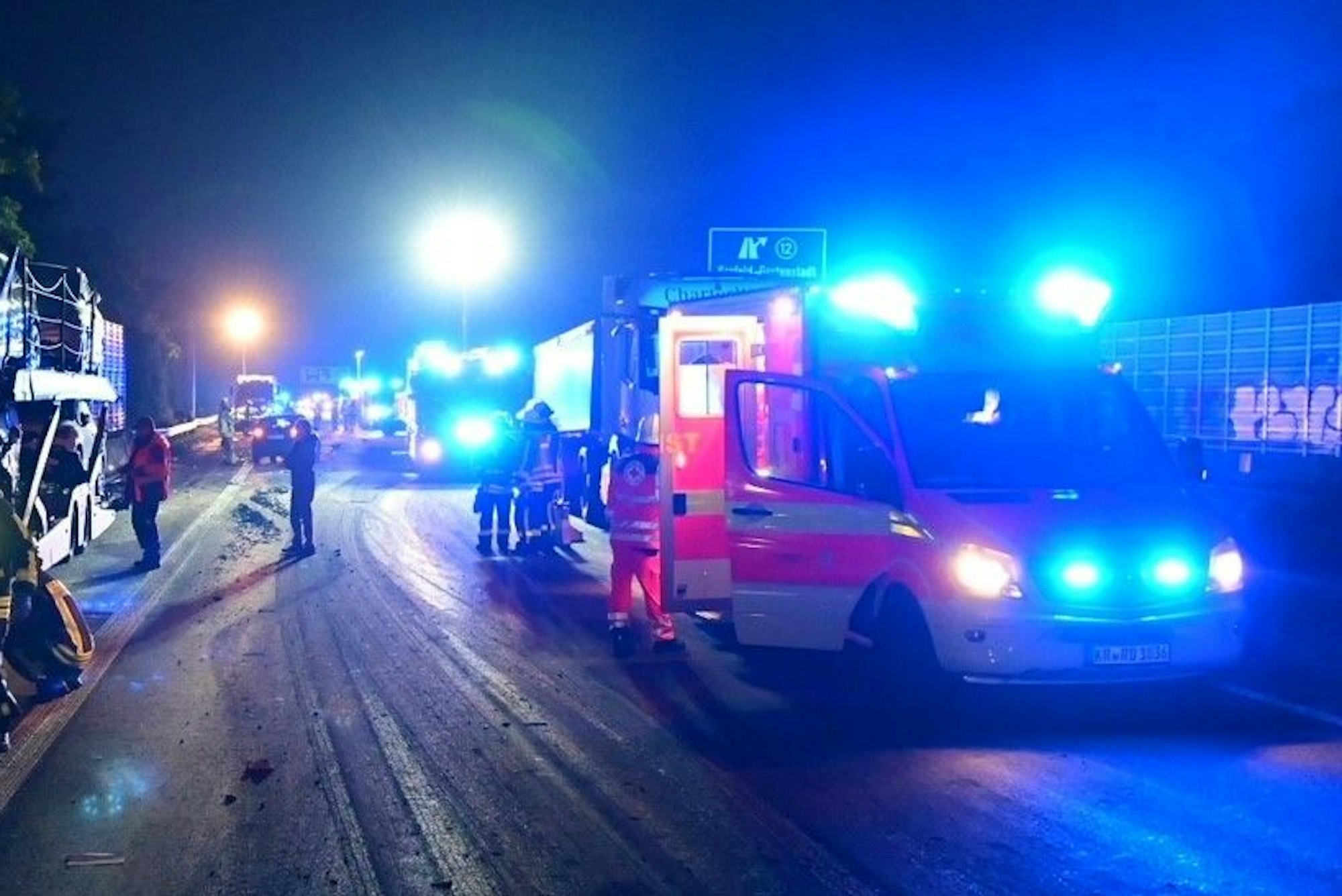Rettungskräfte mit Blaulicht bei einem Einsatz auf der A57