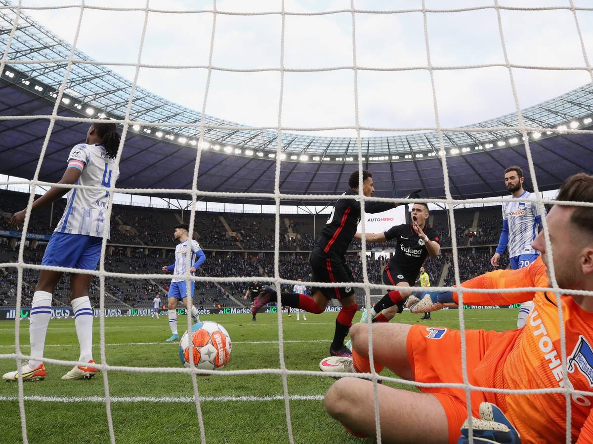 Hertha-Torwart Marcel Lotka liegt nach einem Gegentor im eigenen Tornetz.