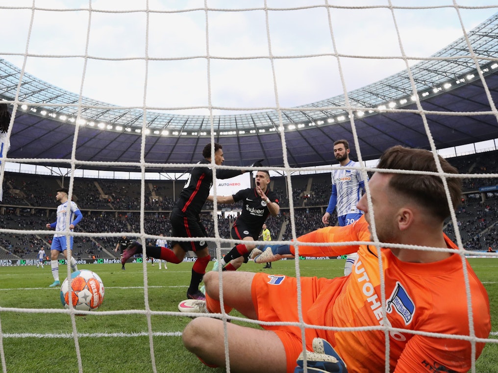 Hertha-Torwart Marcel Lotka liegt nach einem Gegentor im eigenen Tornetz.