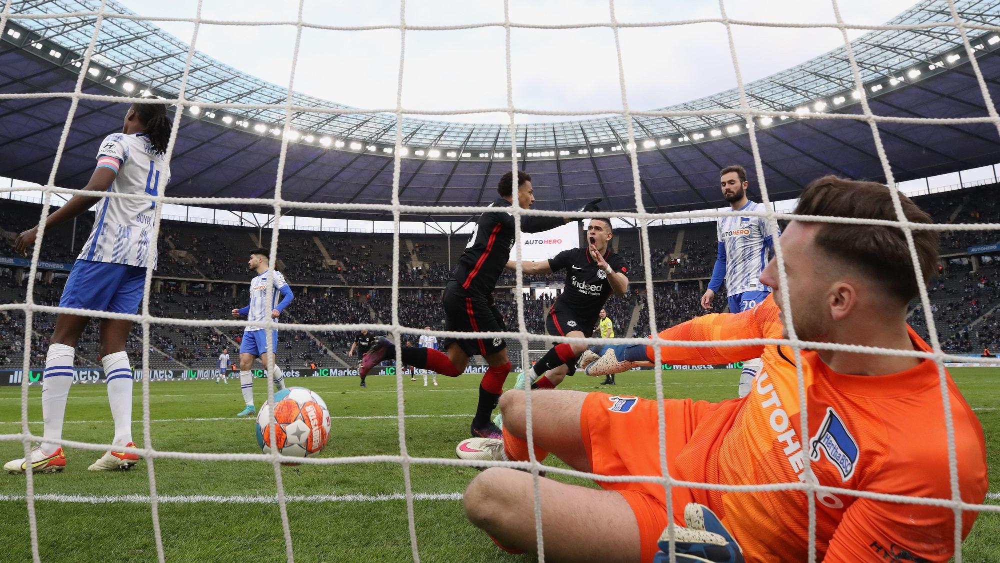 Hertha-Torwart Marcel Lotka liegt nach einem Gegentor im eigenen Tornetz.