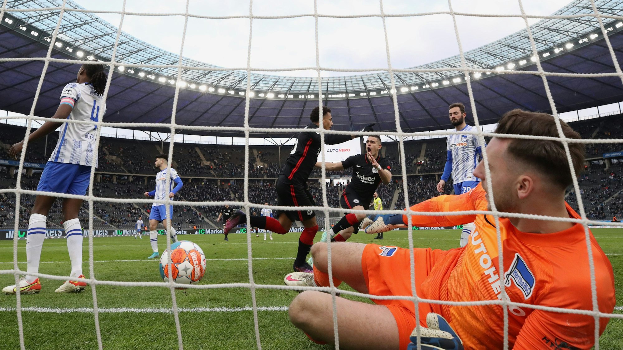 Hertha-Torwart Marcel Lotka liegt nach einem Gegentor im eigenen Tornetz.