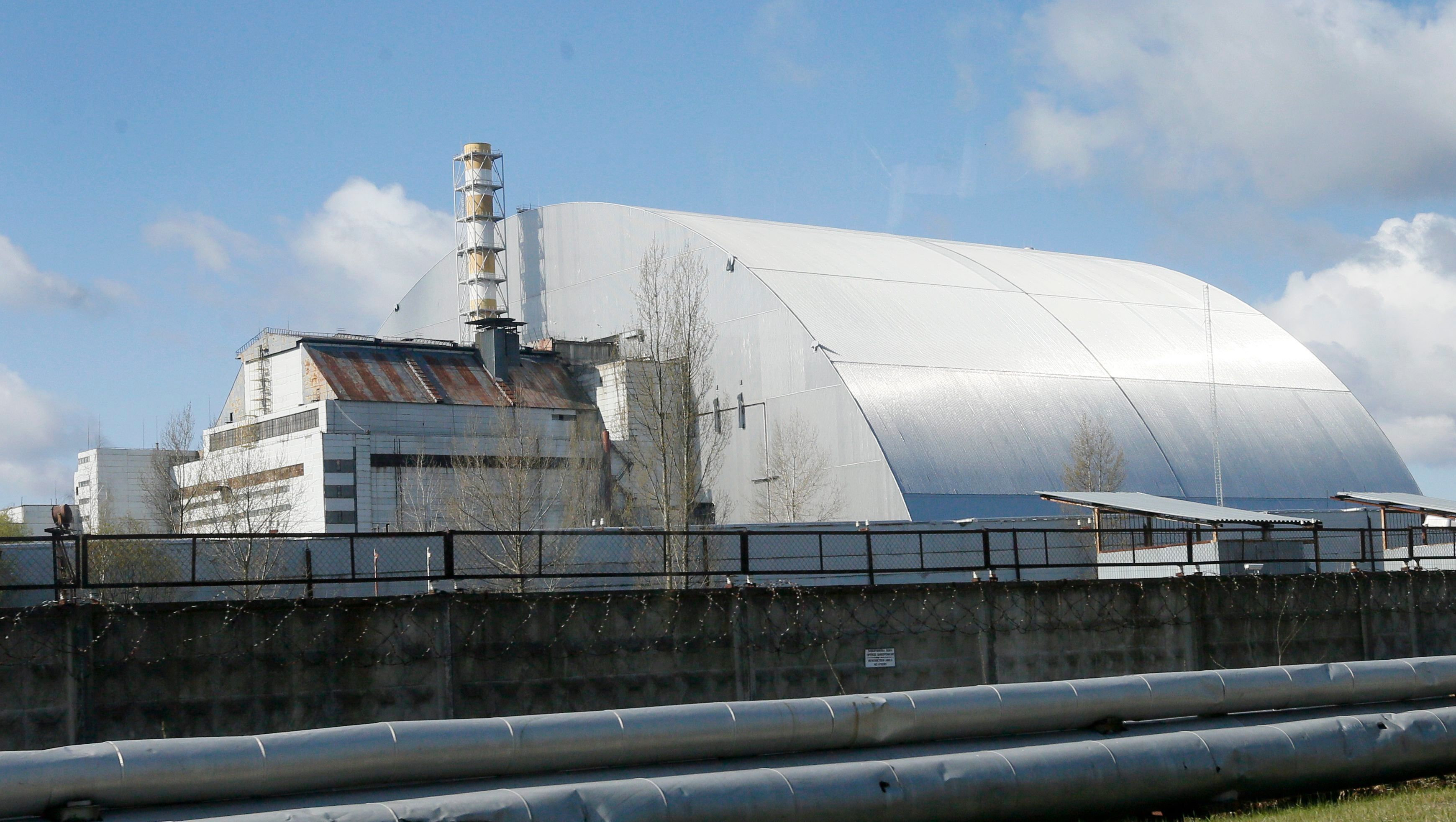 Ein Schutzbau bedeckt den explodierten Reaktor im Kernkraftwerk Tschernobyl.