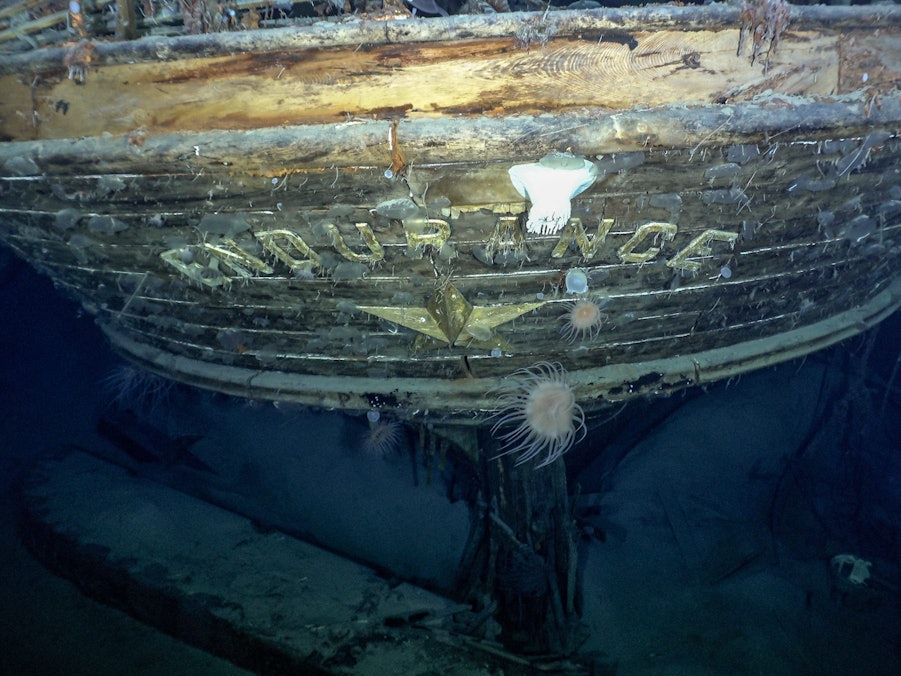 Zu sehen ist das Heck des Schiffes.