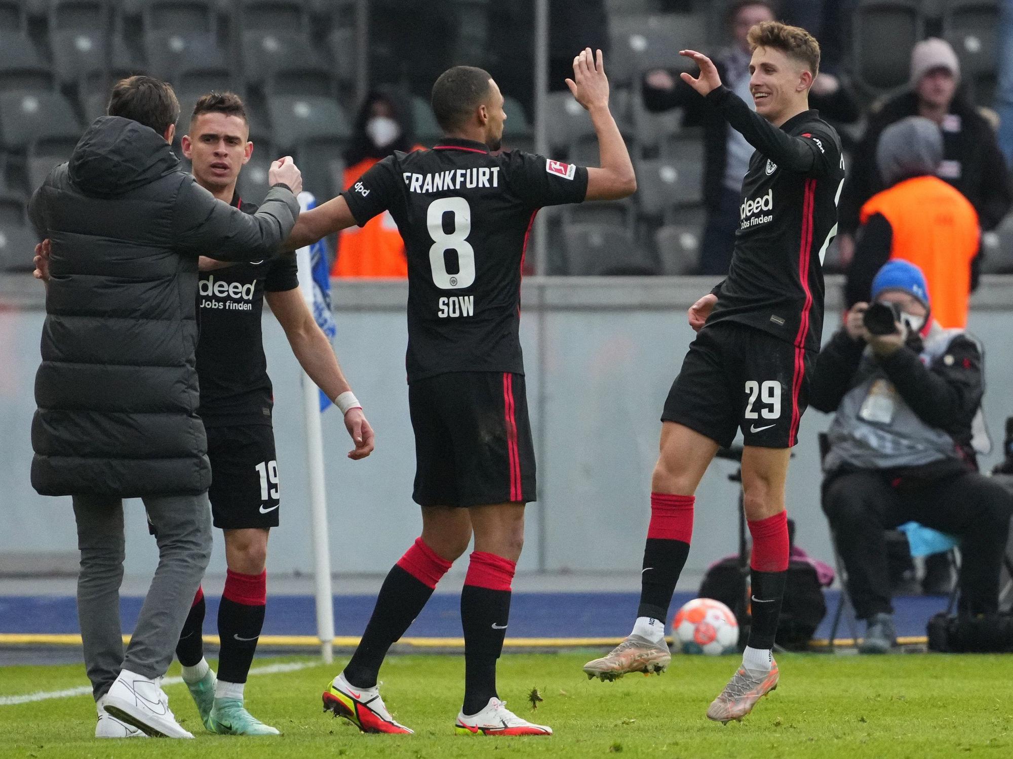 Frankfurts Rafael Santos Borre (2.vl) bejubelt sein Tor zum 4:1 mit Trainer Oliver Glasner (l.).