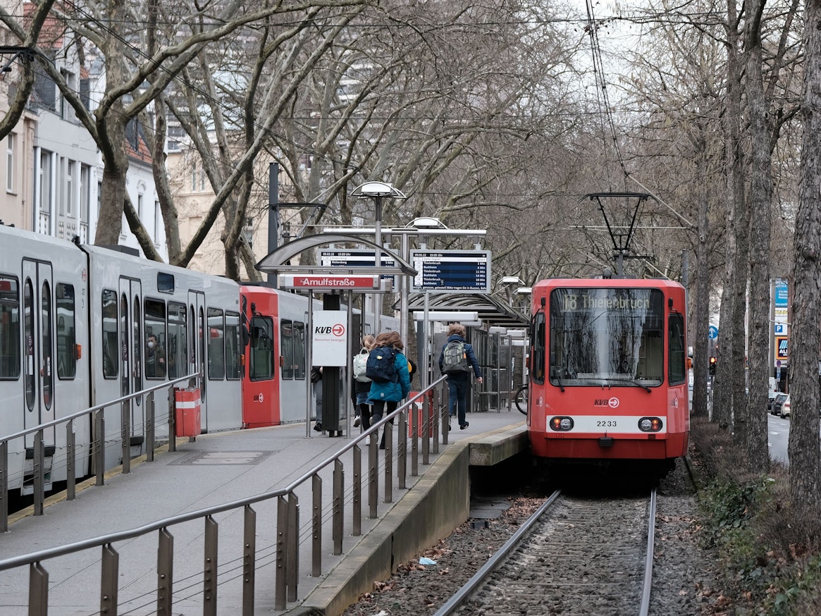 KVB-Bahn der Linie 18 hält an einer Haltestelle in Köln.