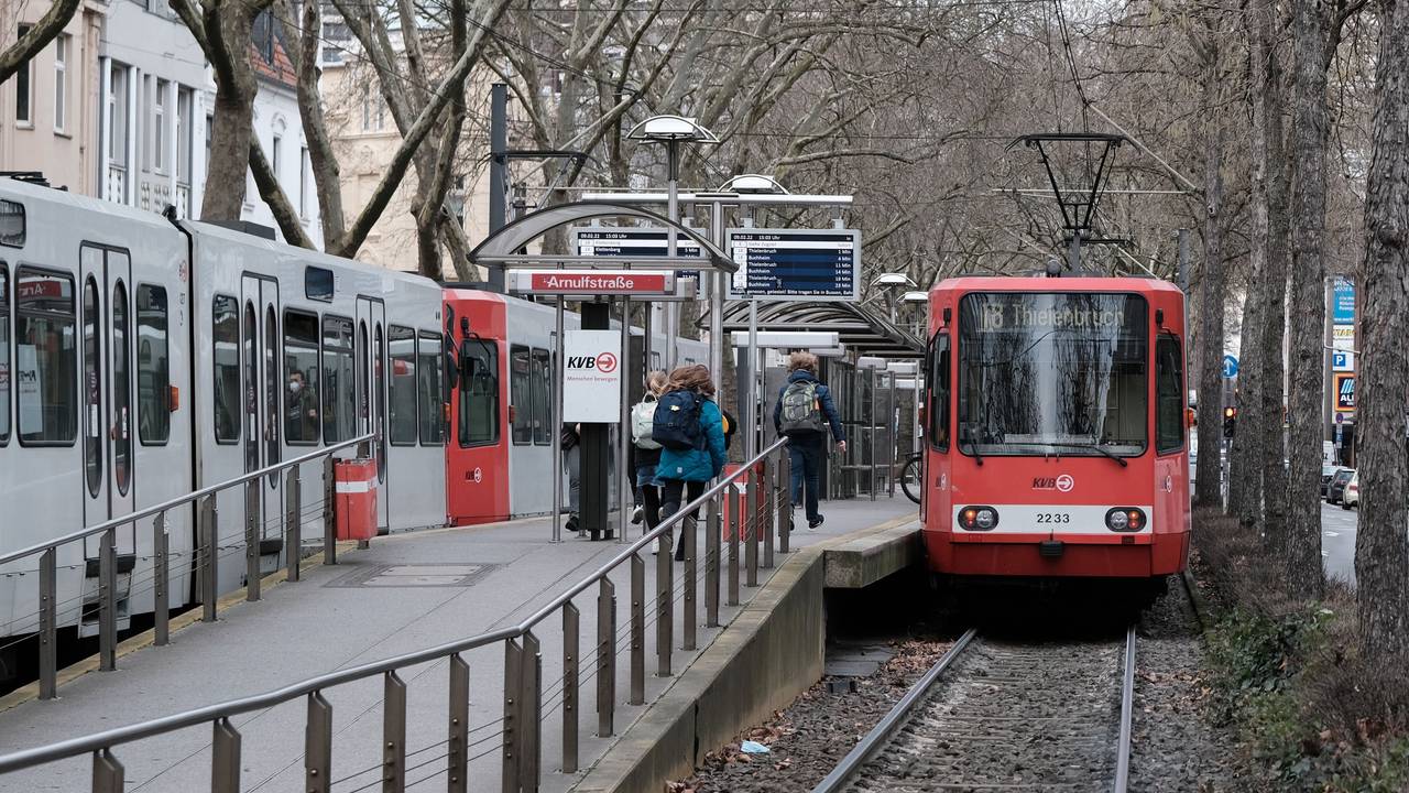 KVB-Bahn der Linie 18 hält an einer Haltestelle in Köln.