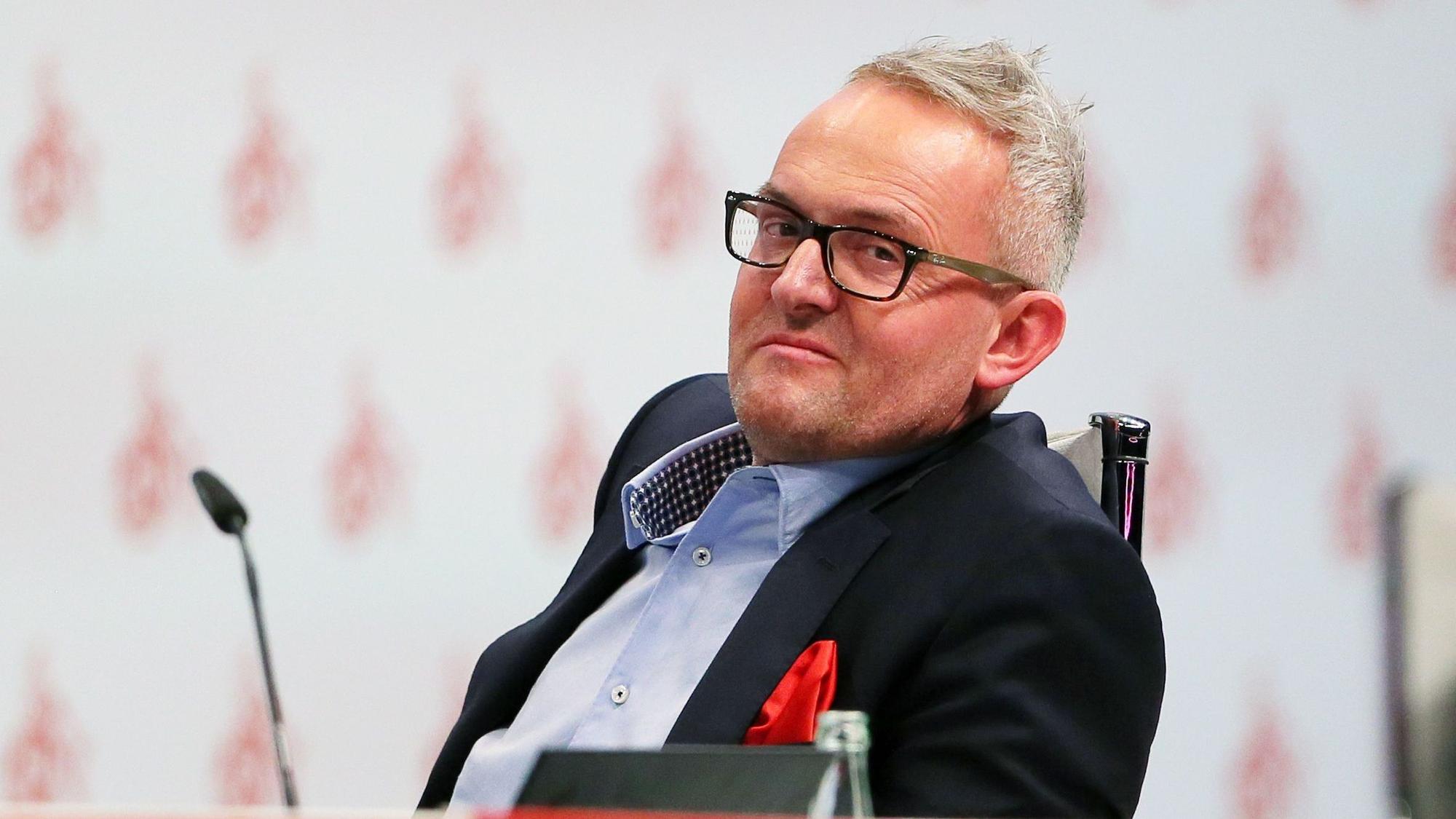 Alexander Wehrle sitzt bei der Mitgliederversammlung des 1. FC Köln in der Lanxess-Arena.