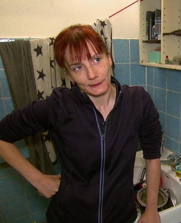 Armes Deutschland: Carola aus Köln lebt mit ihrem Freund in einer Wohnung im Kölnberg. Sie hatte die wahnwitzige Idee, ein Puzzle zu verkaufen...