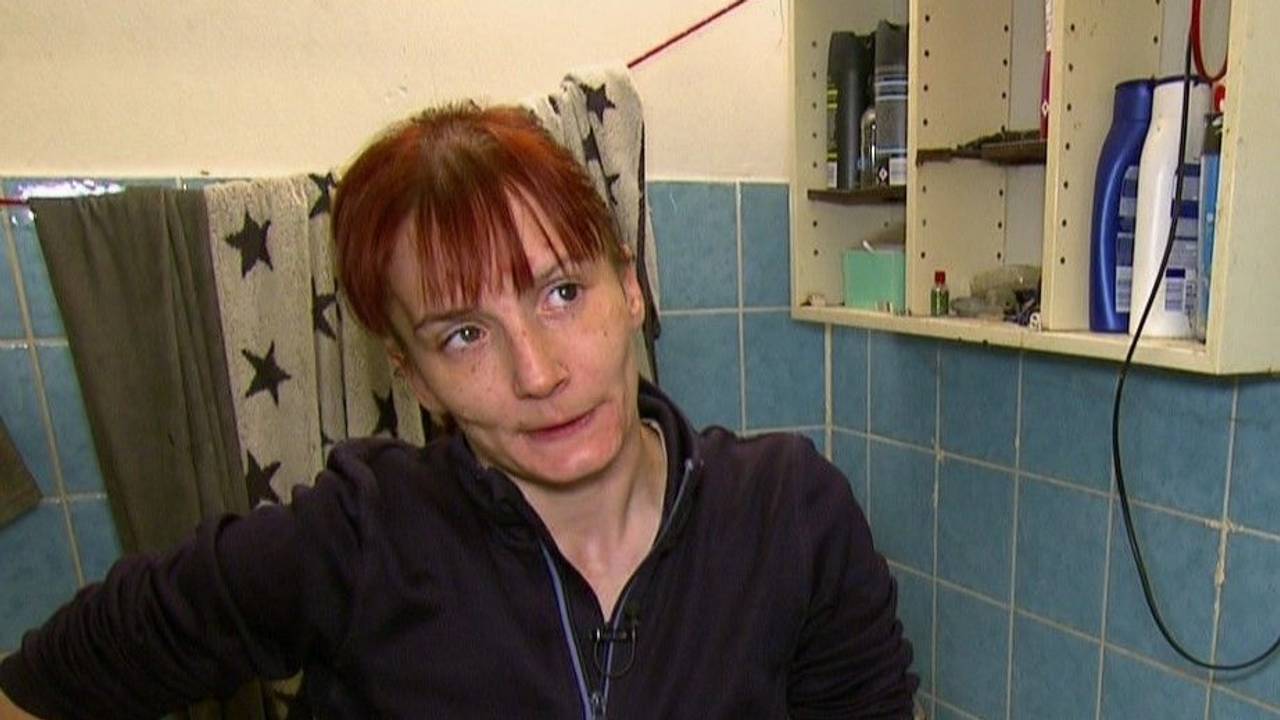 Armes Deutschland: Carola aus Köln lebt mit ihrem Freund in einer Wohnung im Kölnberg. Sie hatte die wahnwitzige Idee, ein Puzzle zu verkaufen...