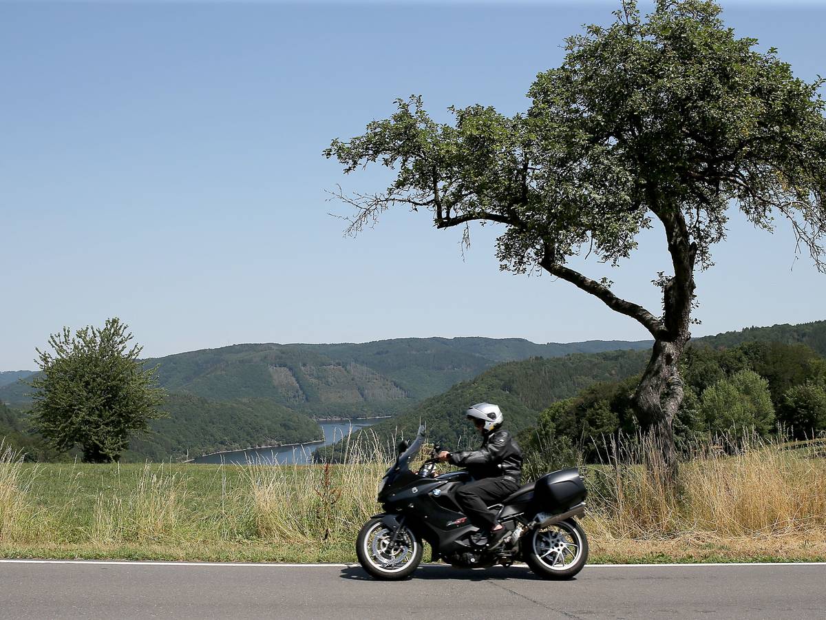 Motorradfahrer in der Eifel