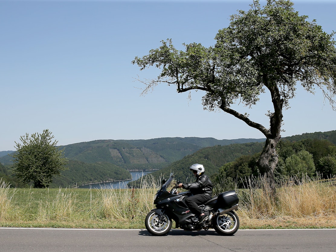 Motorradfahrer in der Eifel