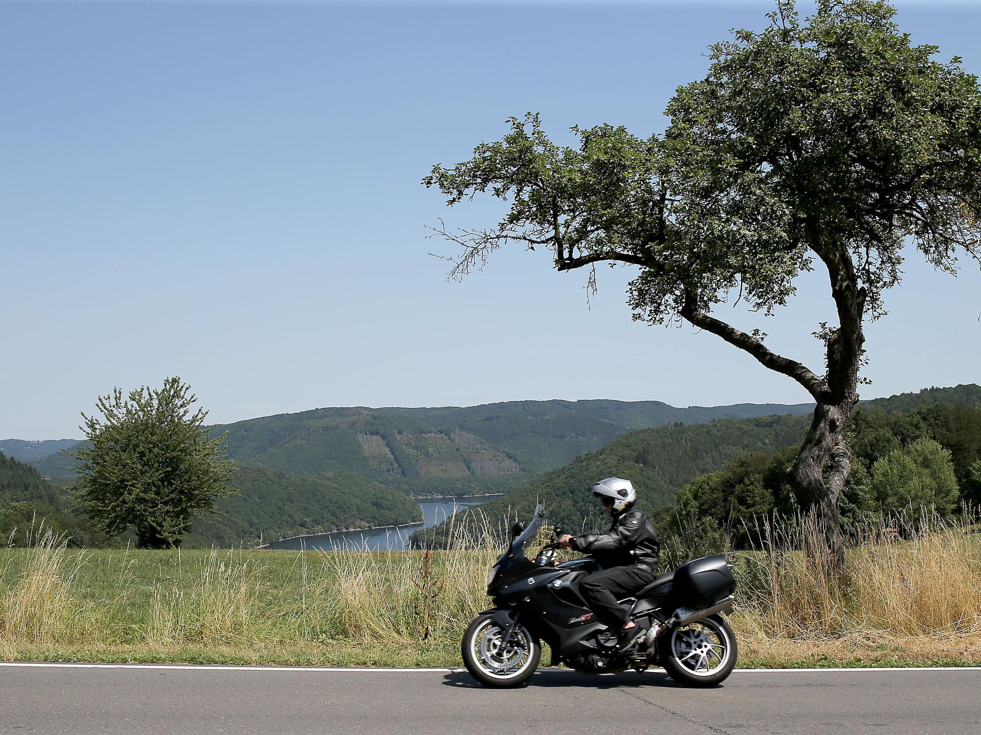 Motorradfahrer in der Eifel