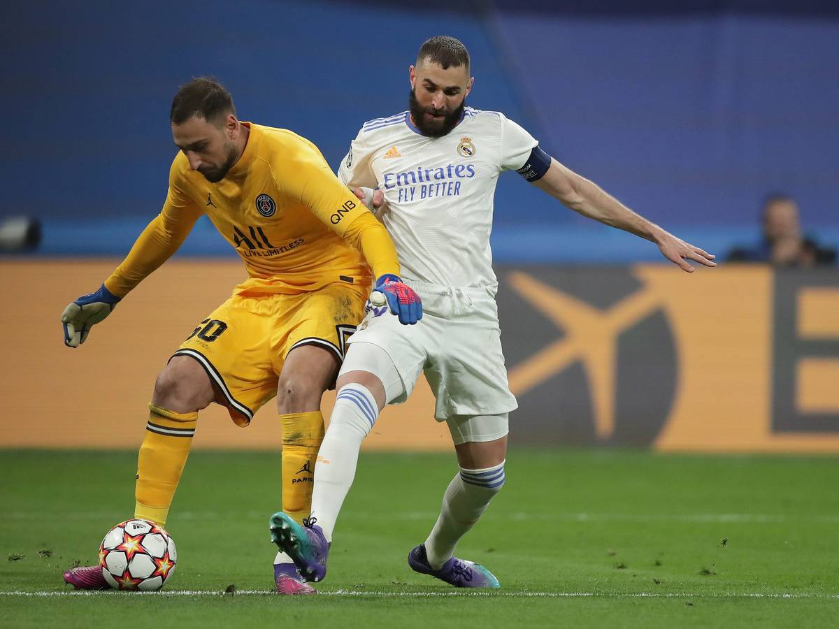Karim Benzema (Real Madrid) steigt gegen Torwart Gianluigi Donnarumma von Paris Saint-Germain ein.