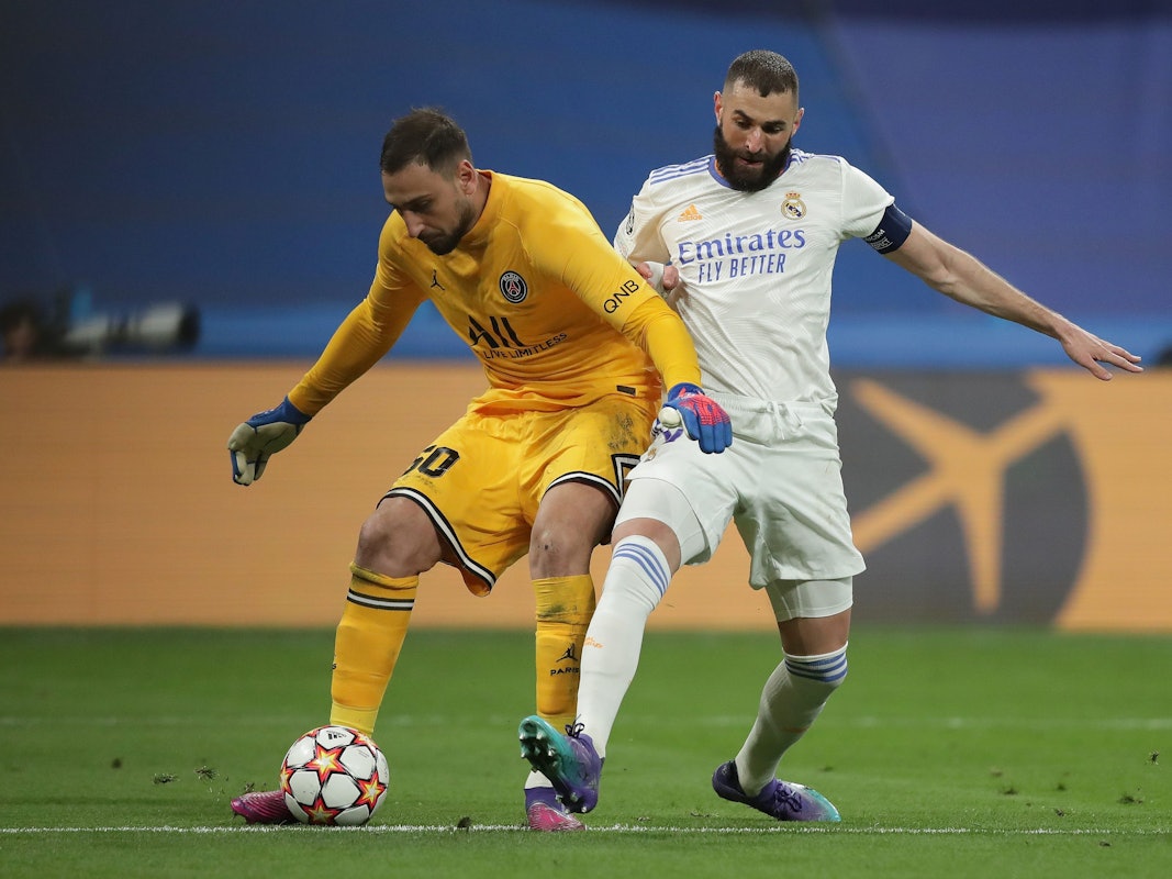 Karim Benzema (Real Madrid) steigt gegen Torwart Gianluigi Donnarumma von Paris Saint-Germain ein.