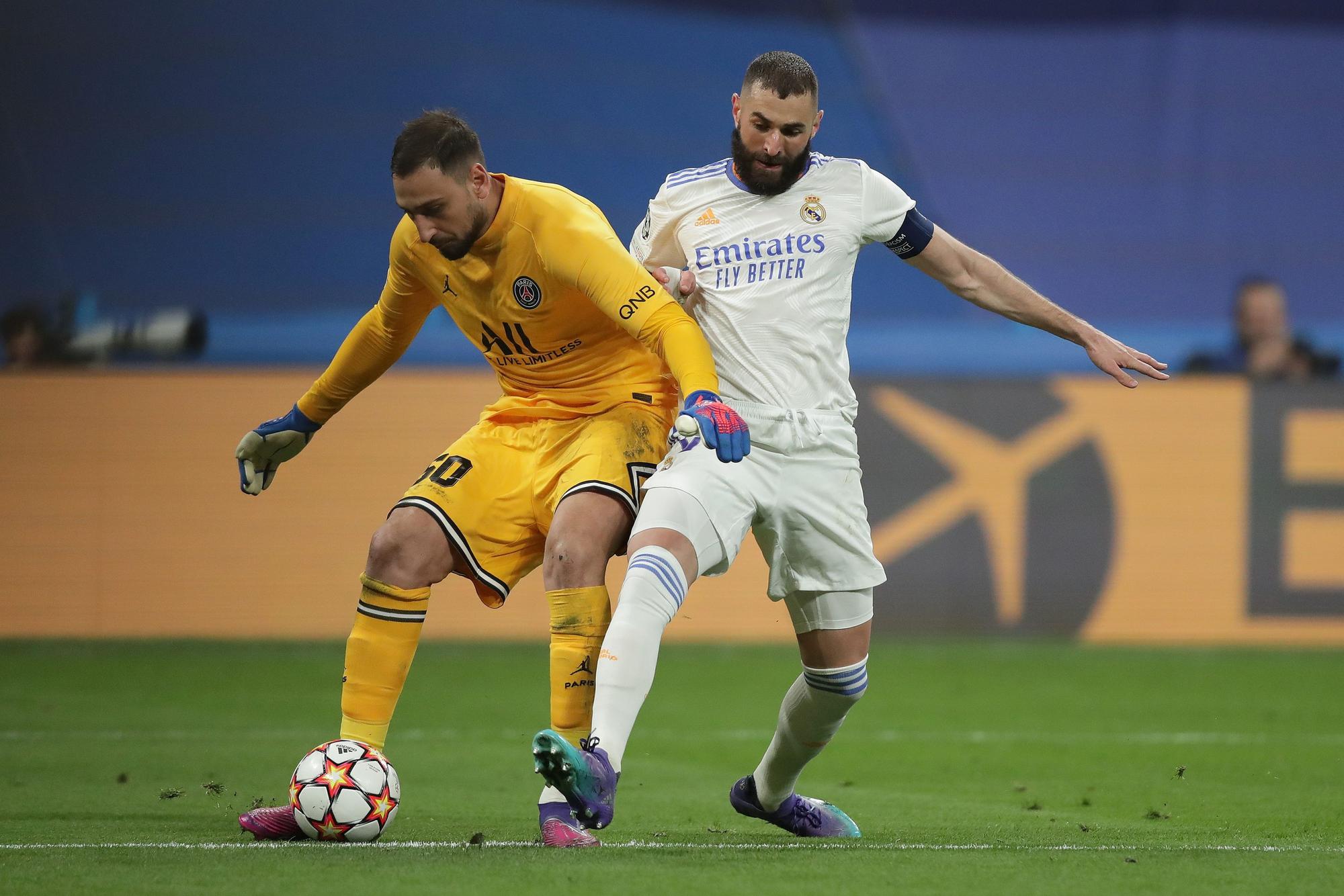 Karim Benzema (Real Madrid) steigt gegen Torwart Gianluigi Donnarumma von Paris Saint-Germain ein.