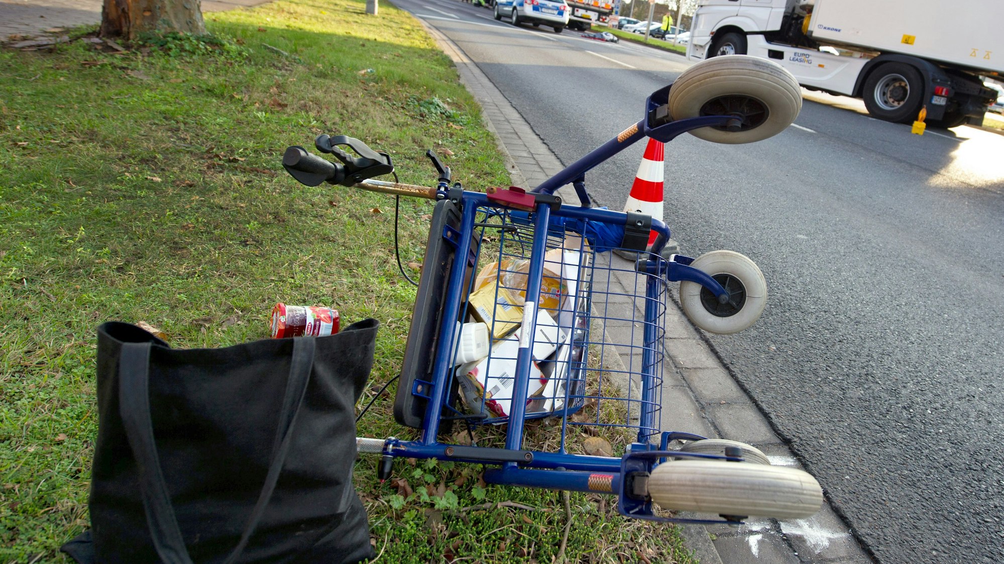 Rollator liegt nach Unfall am Straßenrand.