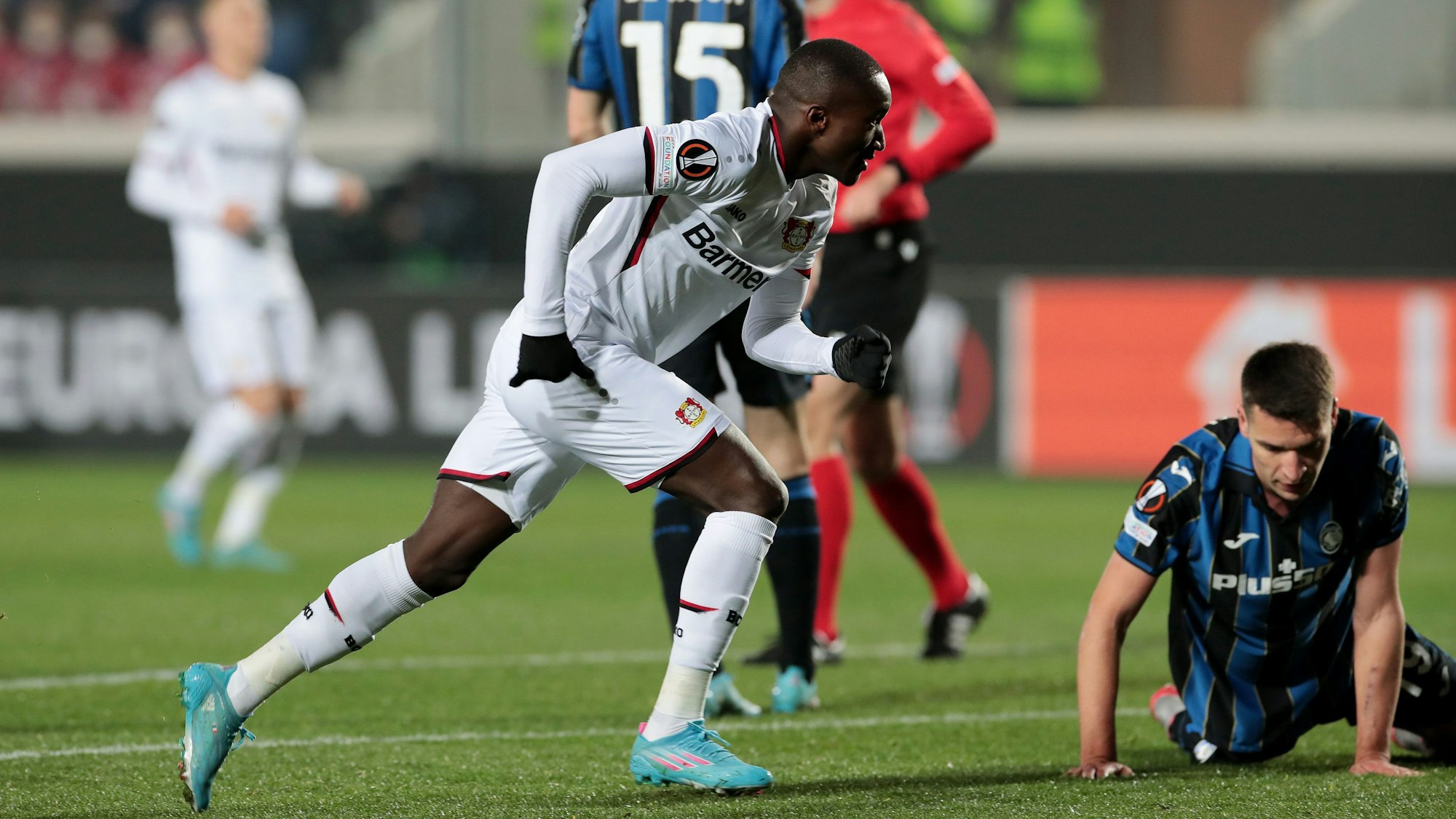 Moussa Diaby will den Ball nach seinem Anschlusstor für Bayer Leverkusen aus dem Netz holen.