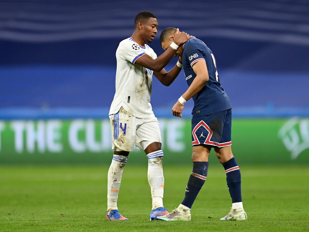 Kylian Mbappé (Paris Saint-Germain) wird von David Alaba (Real Madrid) in den Arm genommen.