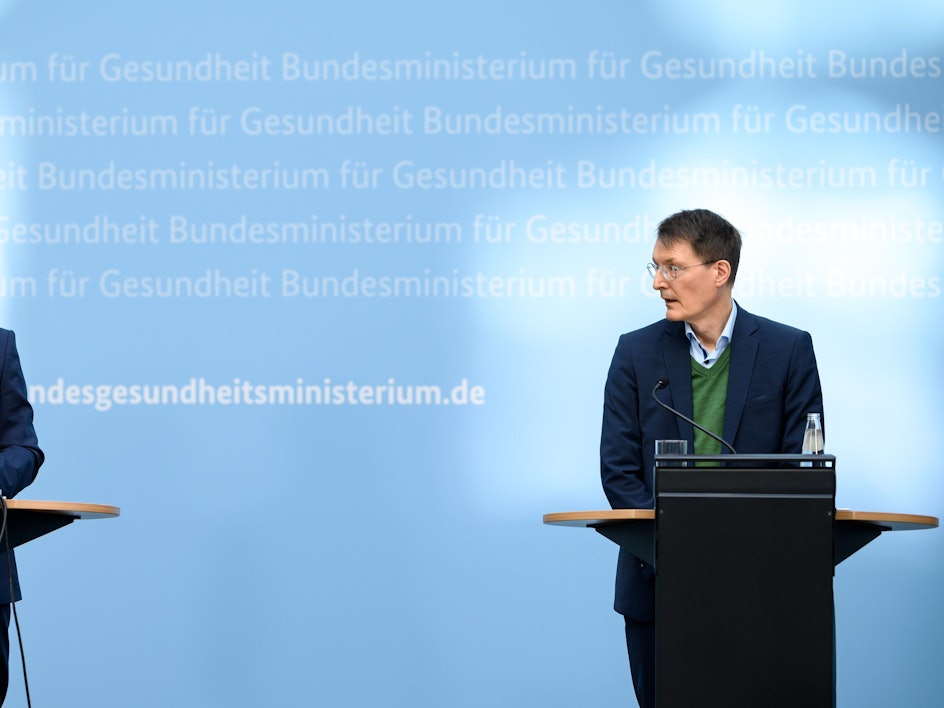 Karl Lauterbach (r, SPD), Bundesminister für Gesundheit, und Marco Buschmann (FDP), Bundesminister der Justiz, äußern sich bei einer Pressekonferenz im Bundesministerium der Gesundheit zur Novelle des Infektionsschutzgesetzes (IFSG).