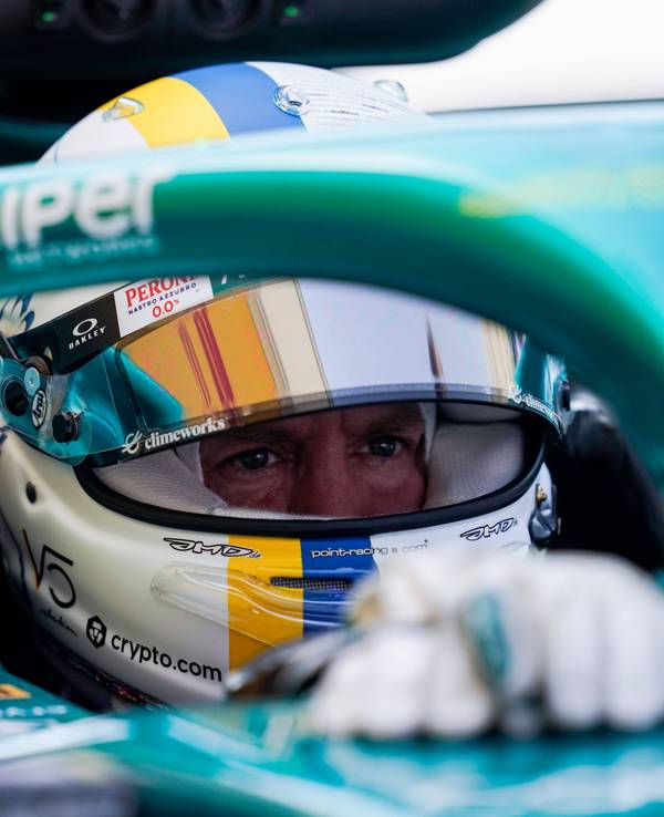 Sebastian Vettel sitzt in seinem Aston Martin.