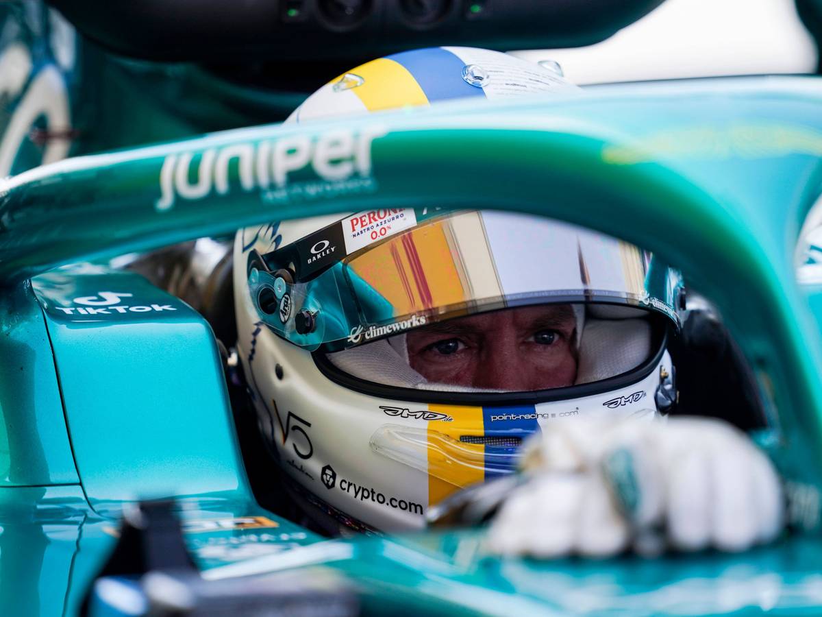 Sebastian Vettel sitzt in seinem Aston Martin.