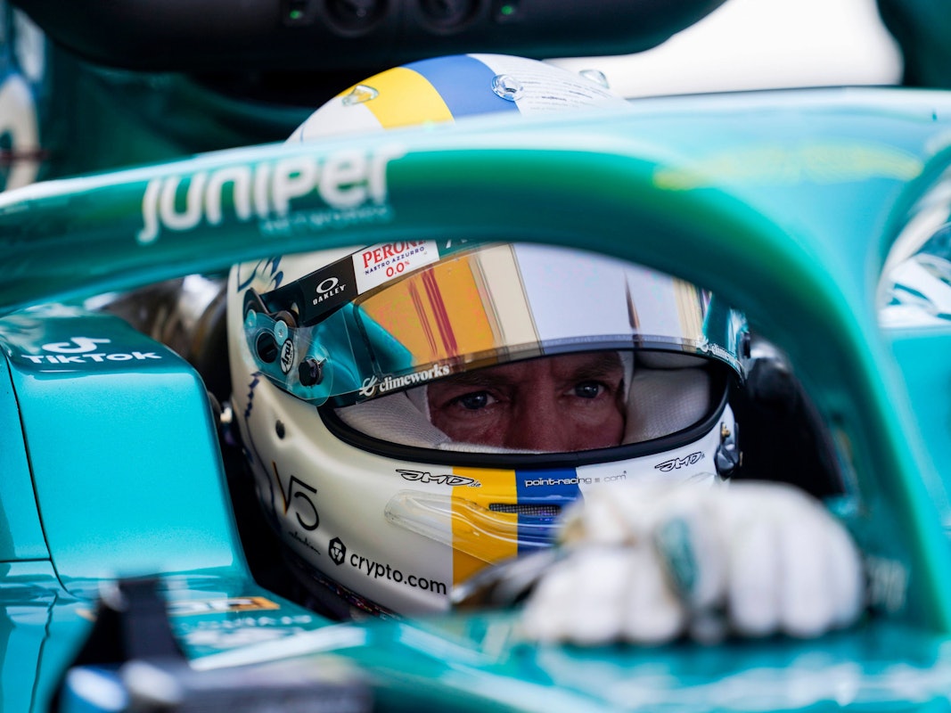 Sebastian Vettel sitzt in seinem Aston Martin.