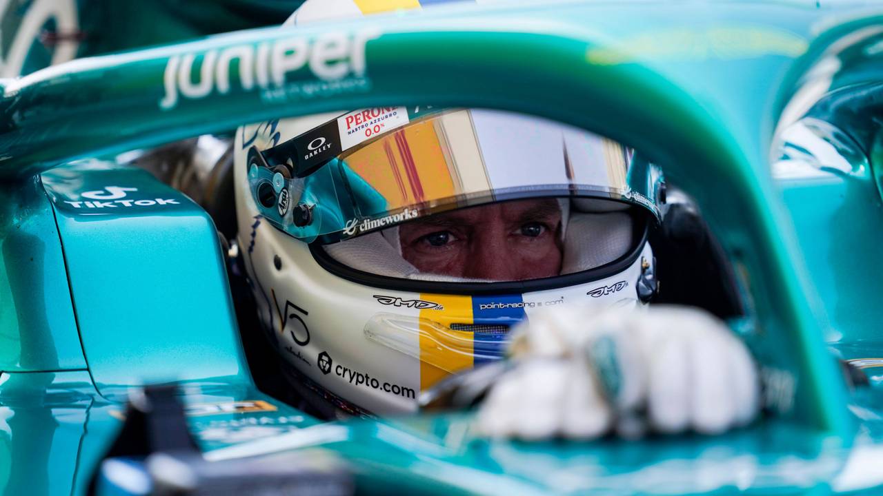 Sebastian Vettel sitzt in seinem Aston Martin.