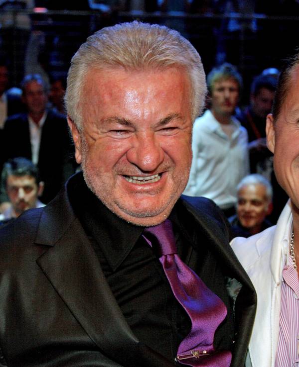 Willi Weber posiert mit Michael Schumacher vor einem Box-Kampf von Felix Sturm am Nürburgring.