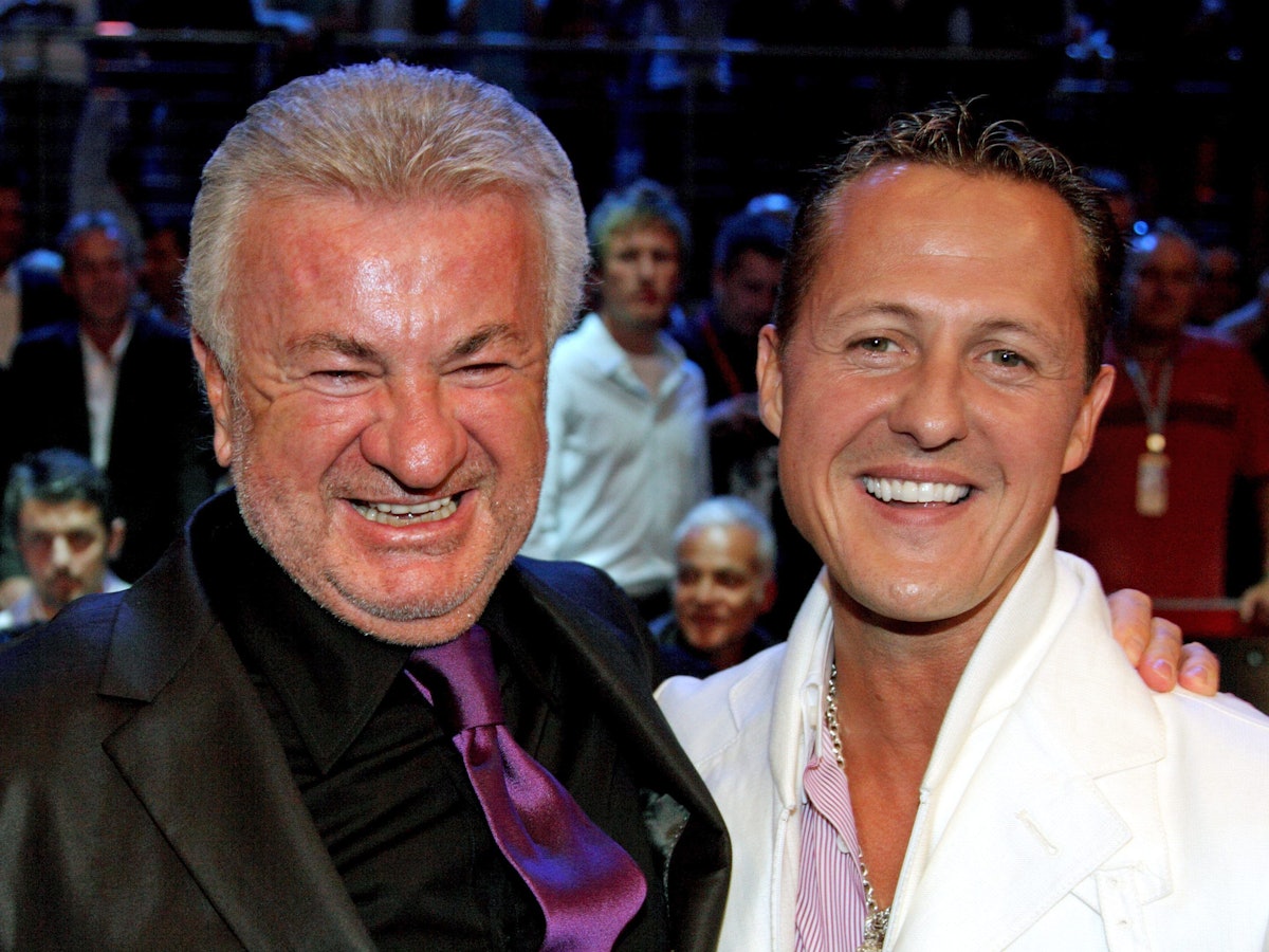 Willi Weber posiert mit Michael Schumacher vor einem Box-Kampf von Felix Sturm am Nürburgring.