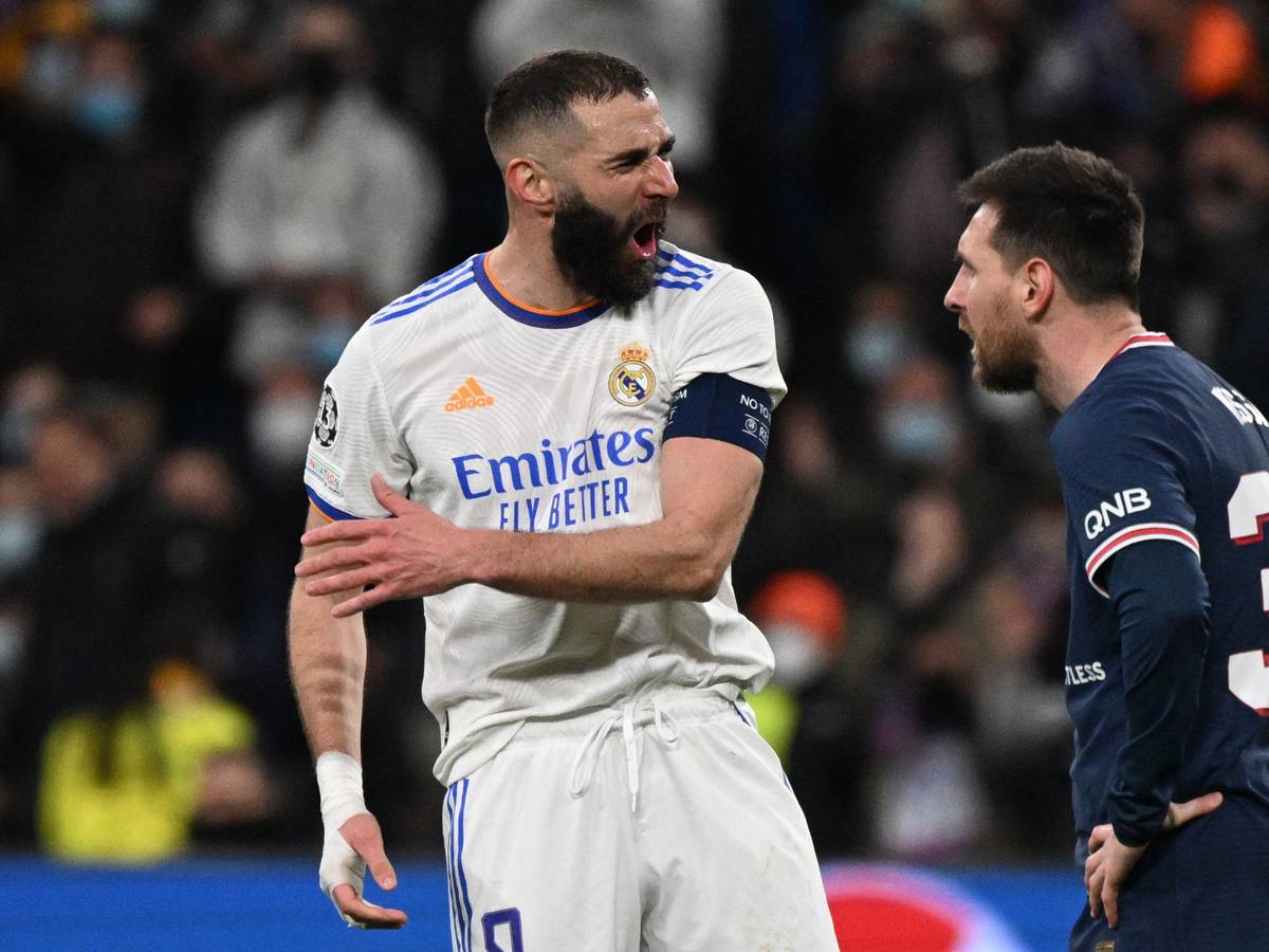 Während Karim Benzema über seinen Hattrick für Real Madrid jubelt, stemmt Lionel Messi von Paris Saint-Germain enttäuscht die Arme in die Hüften