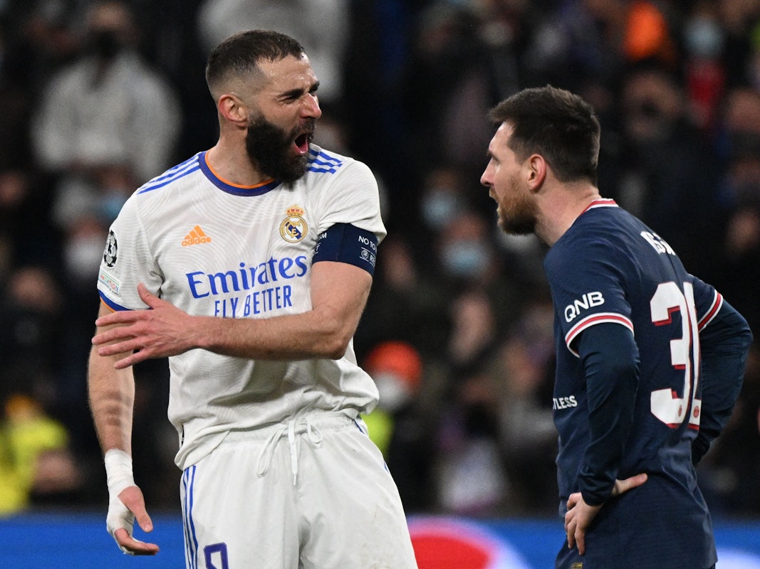 Während Karim Benzema über seinen Hattrick für Real Madrid jubelt, stemmt Lionel Messi von Paris Saint-Germain enttäuscht die Arme in die Hüften