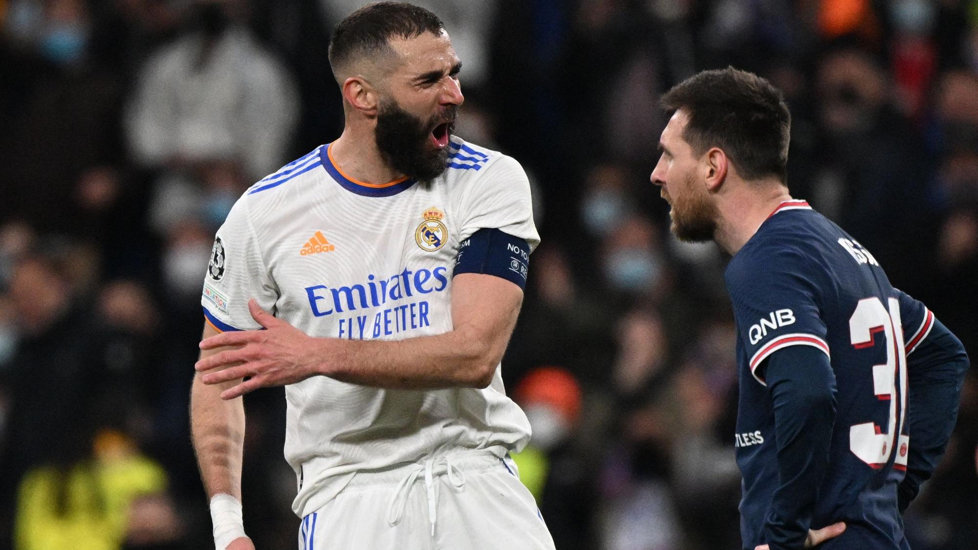 Während Karim Benzema über seinen Hattrick für Real Madrid jubelt, stemmt Lionel Messi von Paris Saint-Germain enttäuscht die Arme in die Hüften