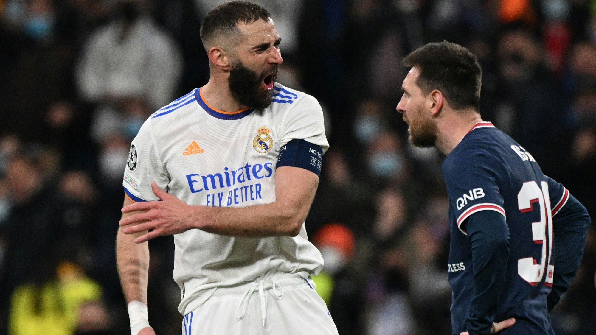 Während Karim Benzema über seinen Hattrick für Real Madrid jubelt, stemmt Lionel Messi von Paris Saint-Germain enttäuscht die Arme in die Hüften