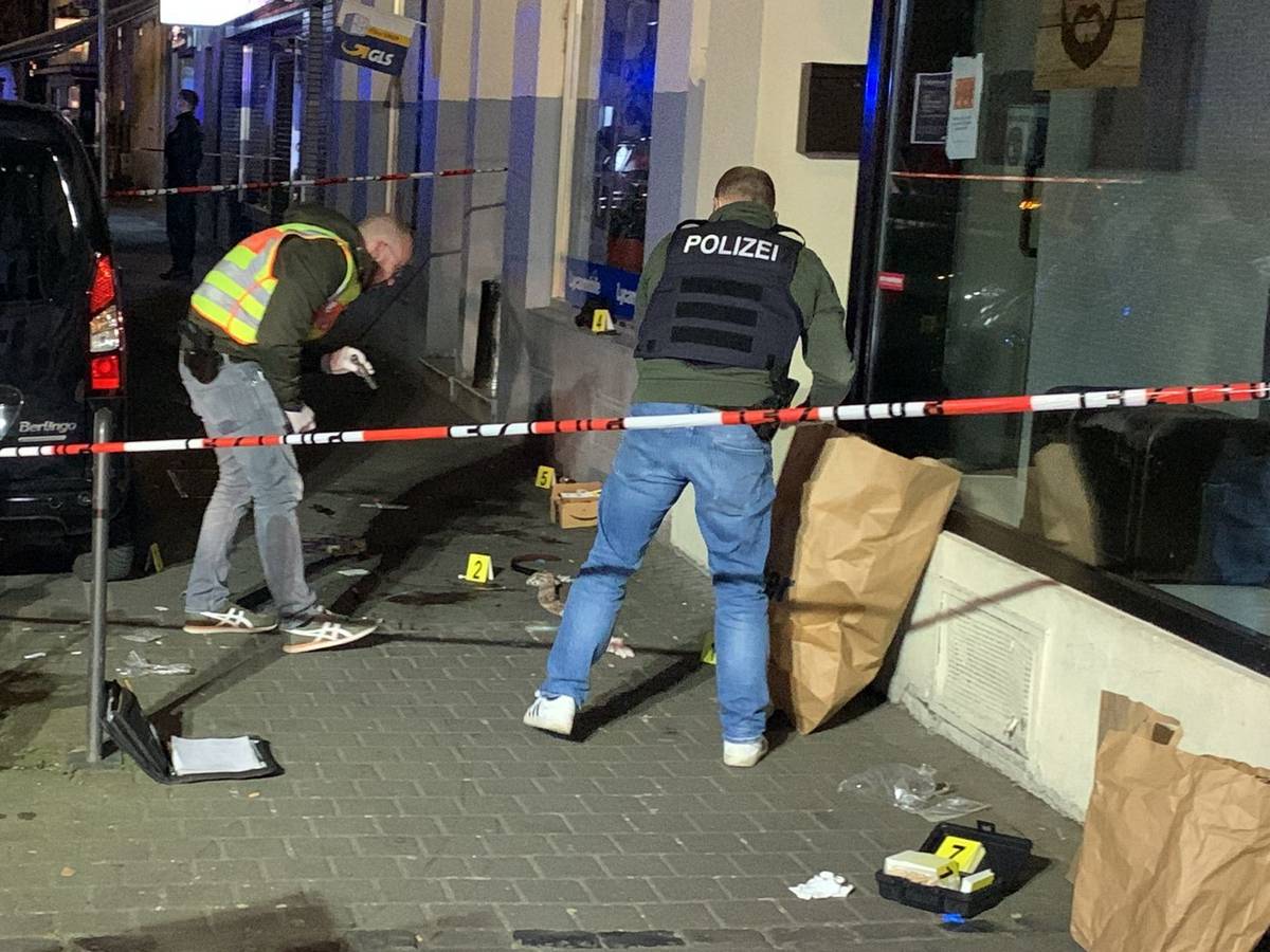 Am Donnerstagabend ist es an der Taunusstraße in Köln zu einer Schießerei gekommen. Die Polizei war im Großeinsatz.