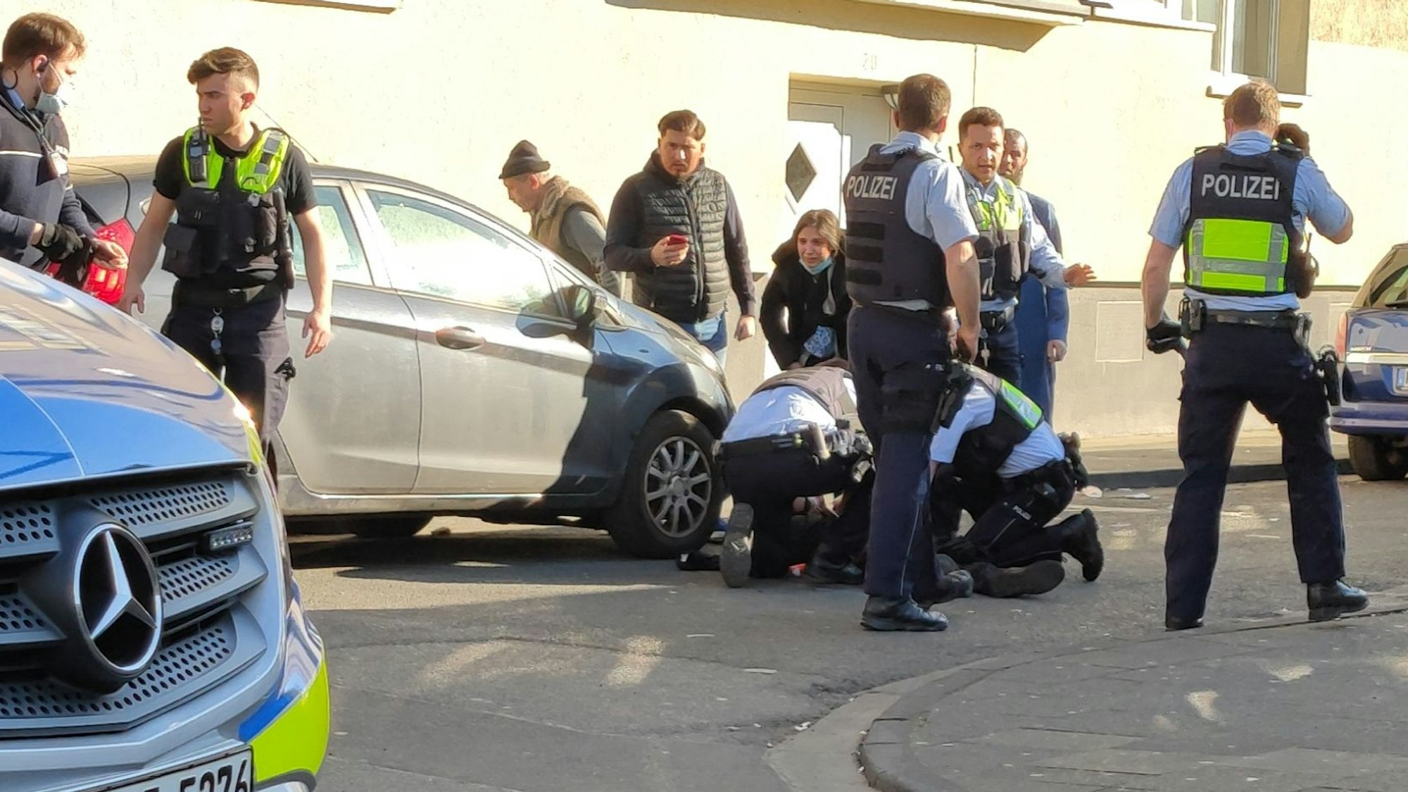 Polizisten versorgen eine verletzte Person.