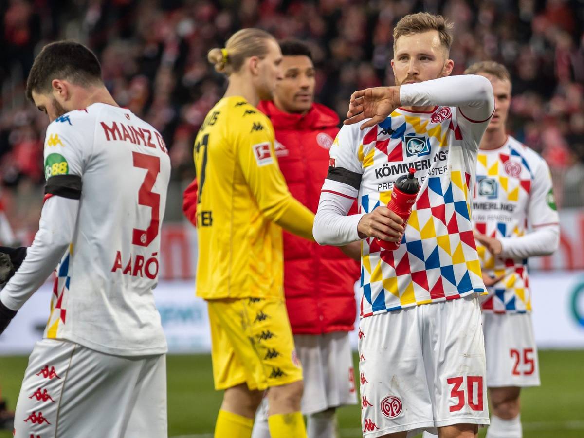 Die Spieler von Mainz 05 stehen bei ihrem bislang letzten Bundesliga-Spiel bei Union Berlin auf dem Rasen.